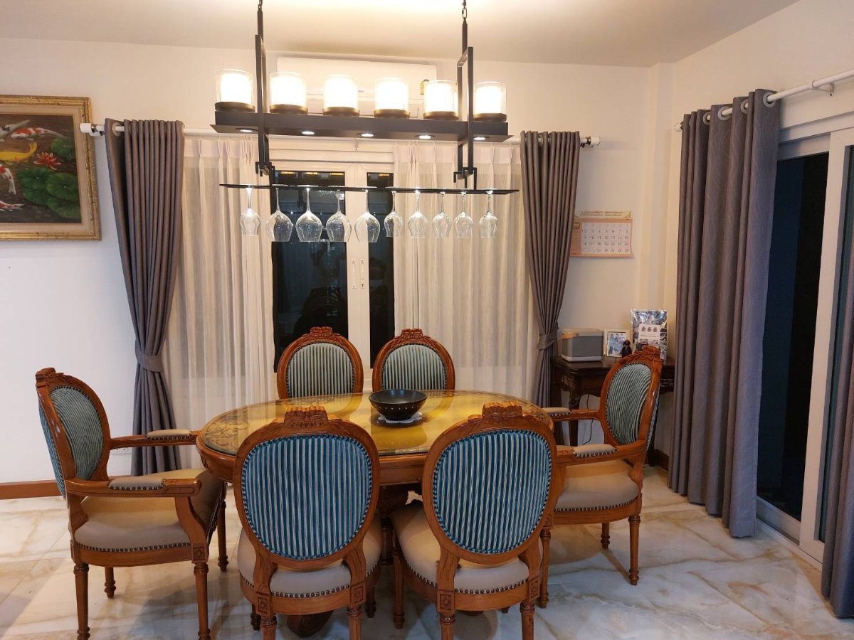 picture Beautiful Custom-Built Detached House for Sale - 3/13