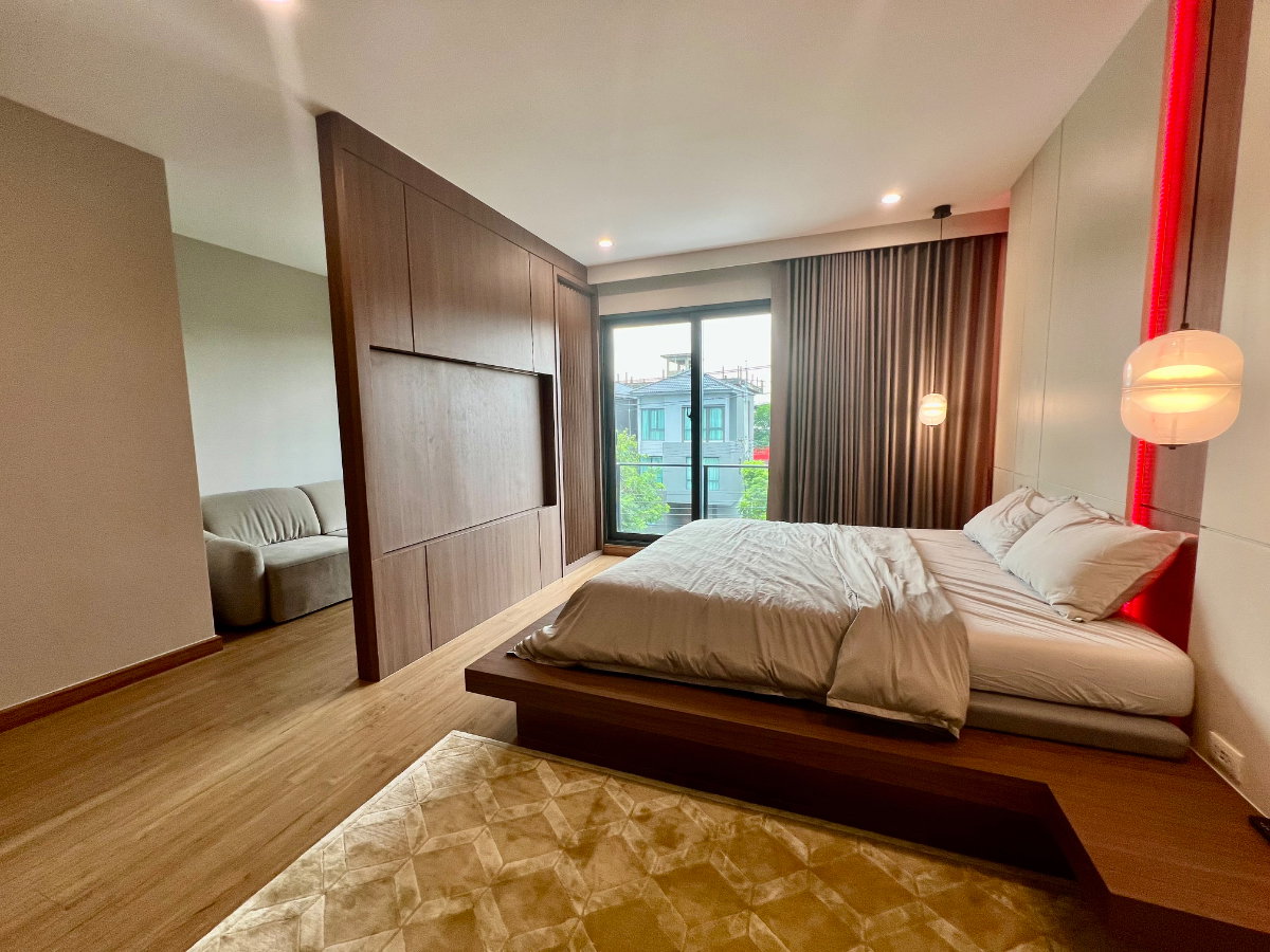 picture Luxury Semi-Detached House for Sale | Baan Klang Muang The Edition Yothin Phatthana | Fully Built-in | Move-in Ready | Exceptional Value - 26/33