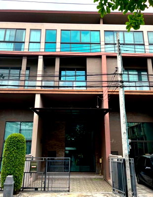 ทาวน์โฮม ถนนลาดปลาเค้า : ขาย ทาวน์โฮม 3.5 ชั้น บ้านกลางเมือง รัชโยธิน ใกล้ BTS เสนานิคมเพียง 650 เมตร พร้อมอยู่ (TH6917)