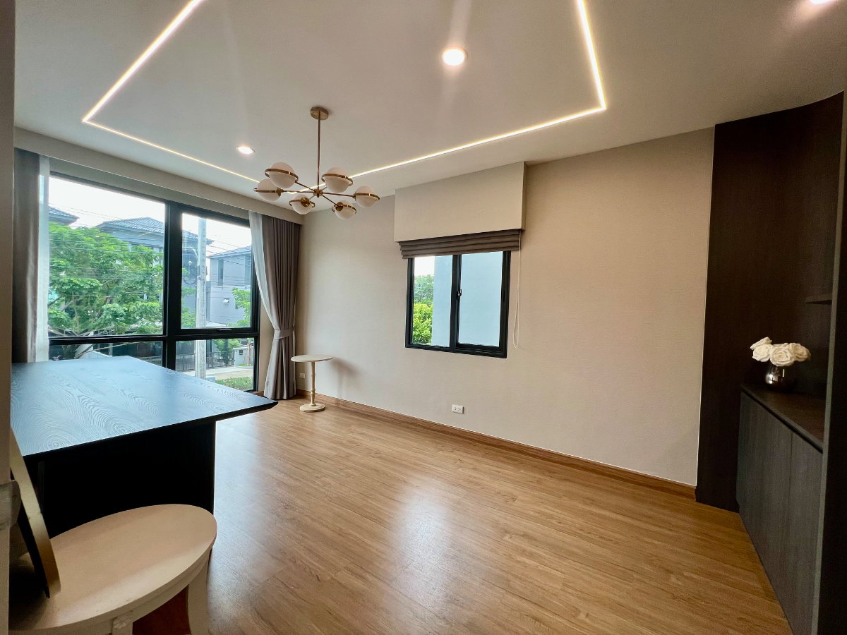 picture Luxury Semi-Detached House for Sale | Baan Klang Muang The Edition Yothin Phatthana | Fully Built-in | Move-in Ready | Exceptional Value - 12/33
