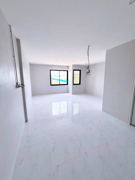 รูป รพ. ปิยะเวชช์ บ่อวิน 900 ม. นิคมปิ่นทอง3 3.4กม. โรบินสัน บ่อวิน โคตรใหญ่ กว้าง อาคารพาณิชย์ให้เช่า 3 ชั้น เปิดซิง! วัดบ่อวิน 2.4กม. - รูปที่ 3/8