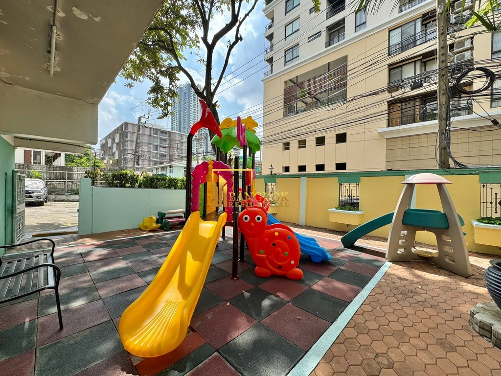 รูป Renovated 3 Bedroom Duplex Apartment in Sukhumvit 31 Area - BR0865AP - รูปที่ 43/48