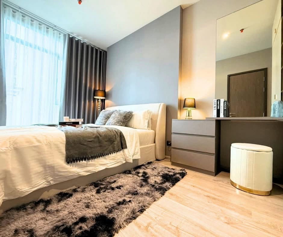 รูป Rhythm ekkamai estate แต่งหรูสไตล์ Warm Luxury โทนเบจละมุนตา บิวท์อินผนังทีวีซ่อนไฟ โซนทานข้าวน่ารัก ครัวปิดกั้นกระจกกันกลิ่น - รูปที่ 6/12