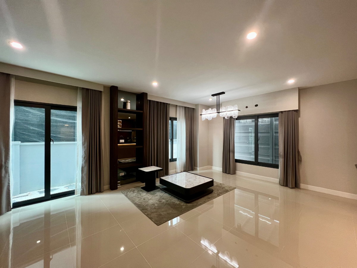 picture Luxury Semi-Detached House for Sale | Baan Klang Muang The Edition Yothin Phatthana | Fully Built-in | Move-in Ready | Exceptional Value - 8/33