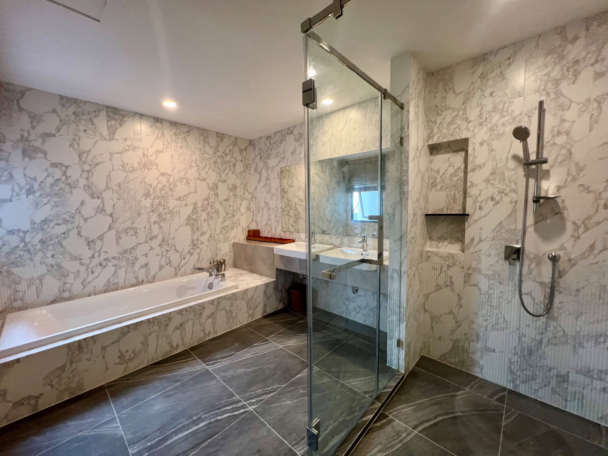 picture Luxury Semi-Detached House for Sale | Baan Klang Muang The Edition Yothin Phatthana | Fully Built-in | Move-in Ready | Exceptional Value - 24/33