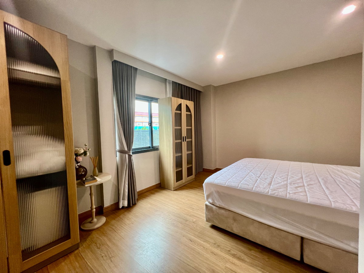 picture Luxury Semi-Detached House for Sale | Baan Klang Muang The Edition Yothin Phatthana | Fully Built-in | Move-in Ready | Exceptional Value - 16/33