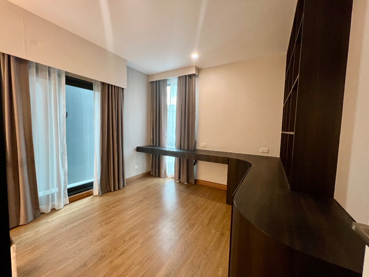picture Luxury Semi-Detached House for Sale | Baan Klang Muang The Edition Yothin Phatthana | Fully Built-in | Move-in Ready | Exceptional Value - 11/33