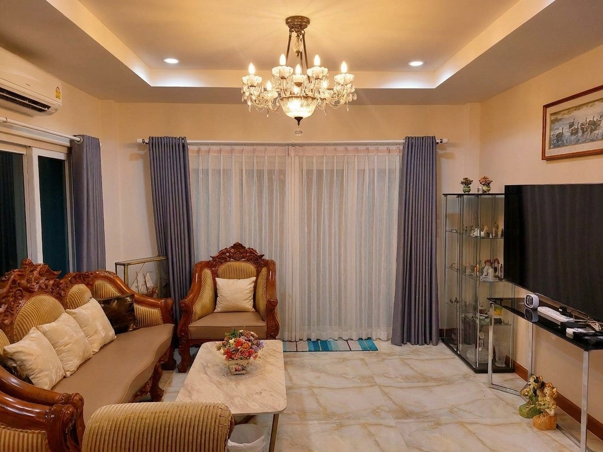 picture Beautiful Custom-Built Detached House for Sale - 2/13