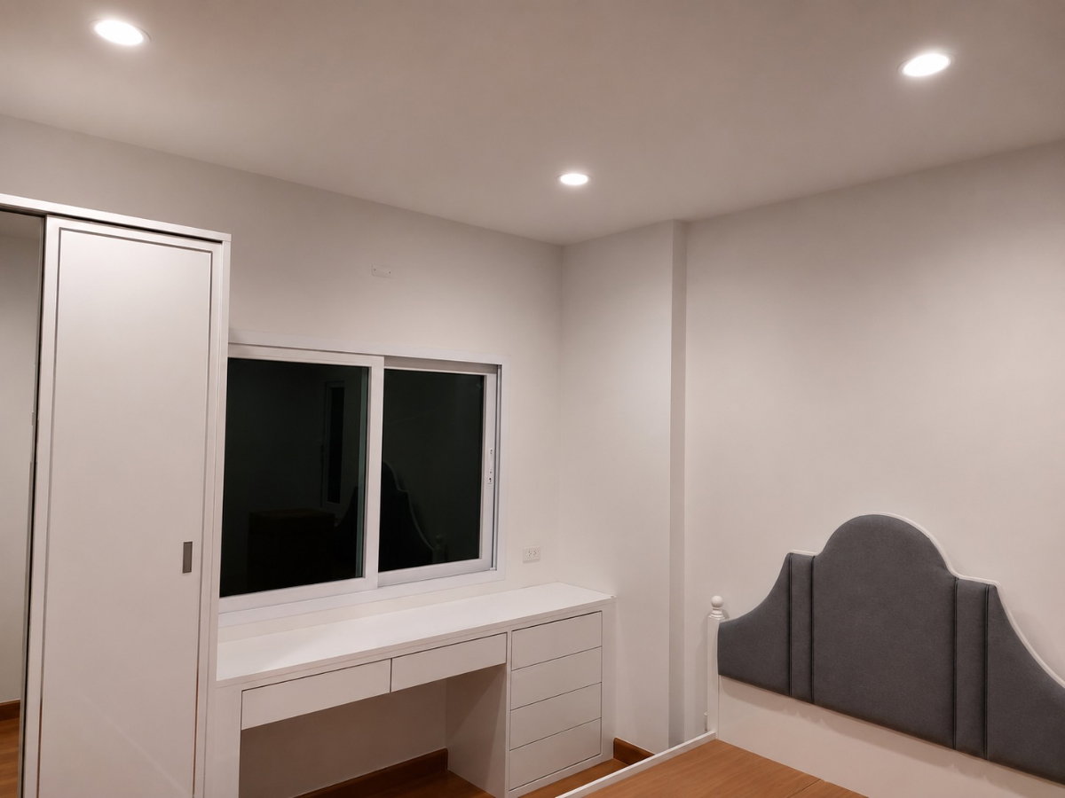 picture Beautiful Custom-Built Detached House for Sale - 9/13