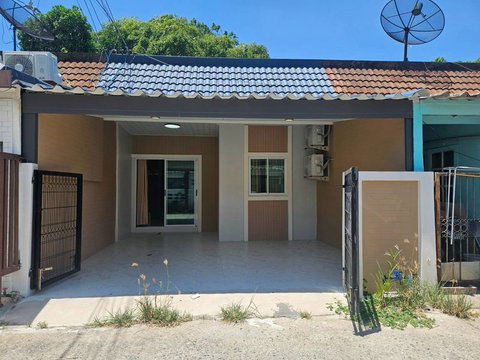 Newly renovated townhouses for sale, move in Ready Located in Nong Yai Bu â Si Racha, Chonburi.
