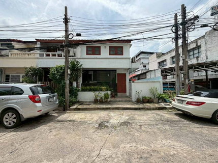Prime location! Townhouse for sale, 38 sq.wa., Kretkaew Garden 4, ideal for a cafe or minimalist renovation.