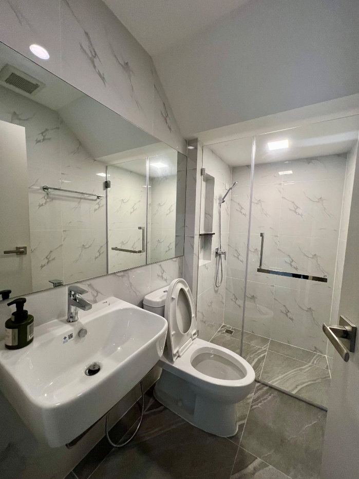 picture Luxury Semi-Detached House for Sale | Baan Klang Muang The Edition Yothin Phatthana | Fully Built-in | Move-in Ready | Exceptional Value - 9/33