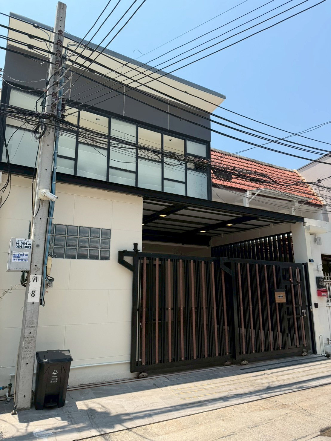 ปล่อยเช่า ทาวน์เฮ้าส์ 2 หลัง สุขุมวิท 16 (ซอยสามมิตร) ใจกลางอโศก เหมาะสำหรับอยู่อาศัยหรือทำออฟฟิศ