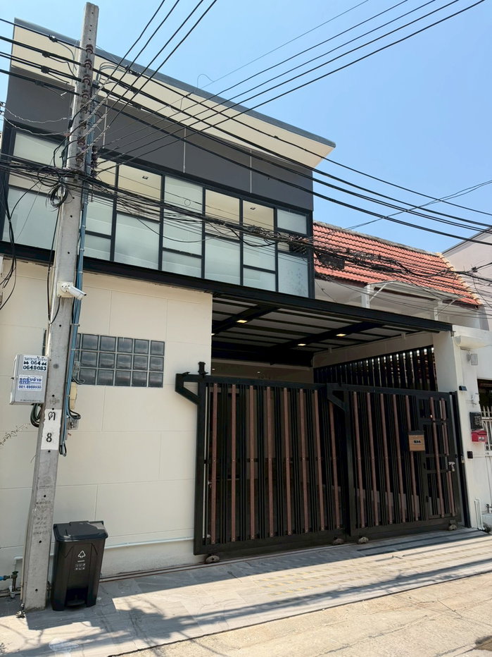 รูป ปล่อยเช่า ทาวน์เฮ้าส์ 2 หลัง สุขุมวิท 16 (ซอยสามมิตร) ใจกลางอโศก เหมาะสำหรับอยู่อาศัยหรือทำออฟฟิศ - รูปที่ 1/25