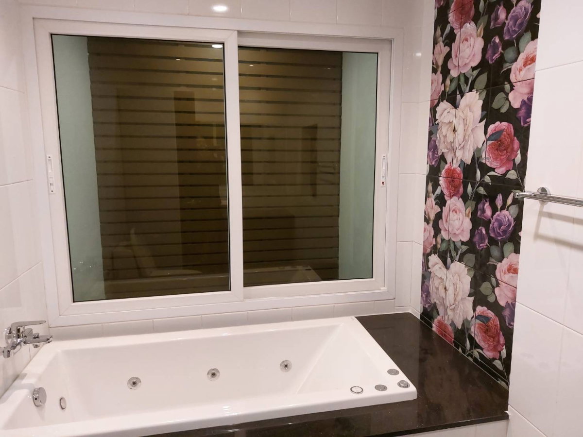 picture Beautiful Custom-Built Detached House for Sale - 11/13