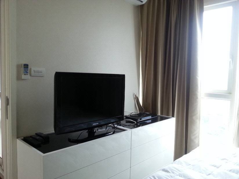รูป Ivy Thonglor ปล่อยเช่า ห้องกว้างแบ่งสัดส่วนดีมาก บิวท์อินชั้นวางทีวีและโต๊ะทำงานยาวติดระเบียง 1 ห้องนอน  1 ห้องน้ำ พร้อมเข้าอยู่ - รูปที่ 7/10