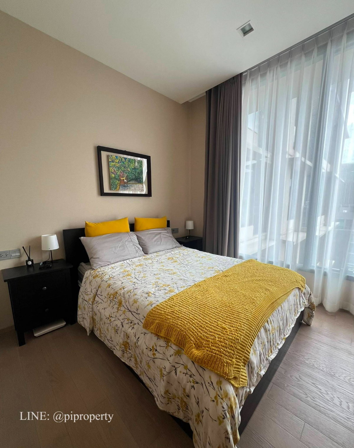 Fully furnished 1Bed unit for rent in Esse Asoke. High floor with a washer and dryer. Top location in Asoke - the heart of Bangkok