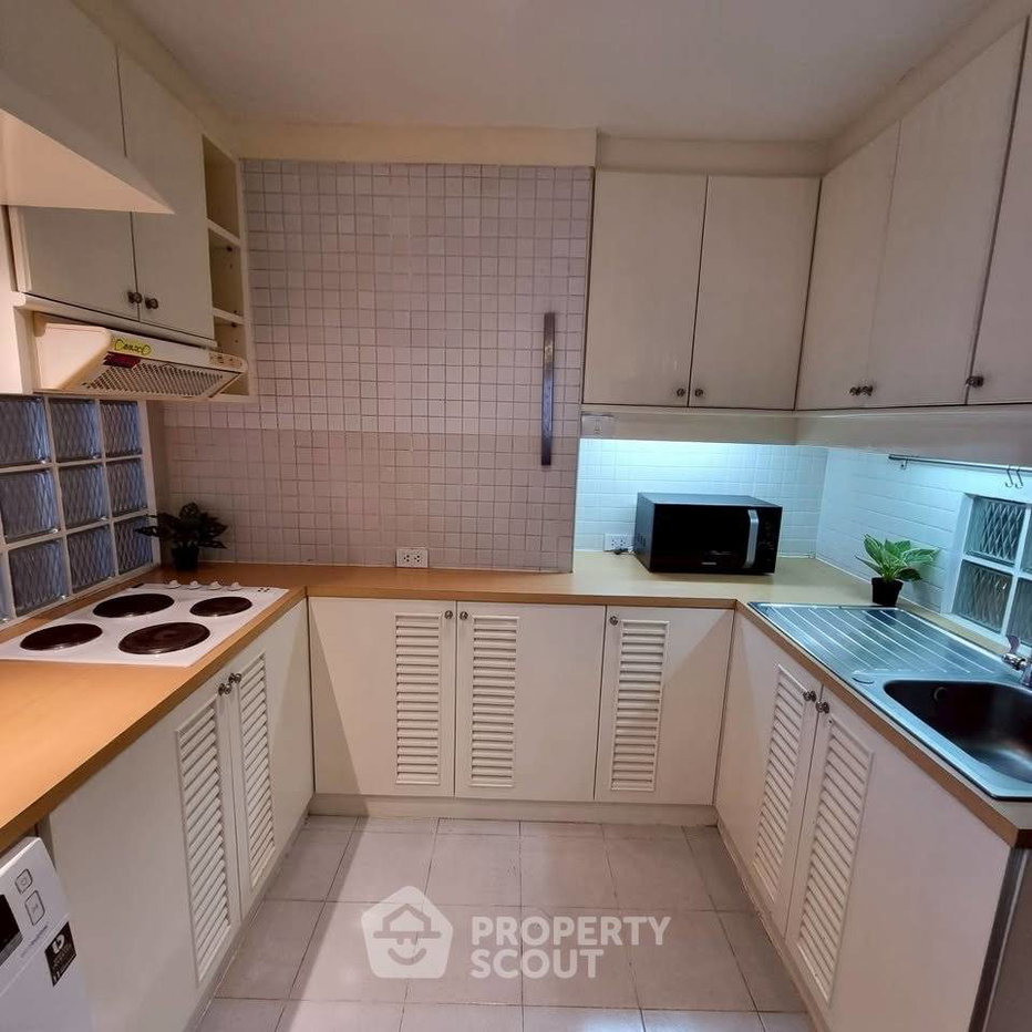picture 2-BR Condo At Supalai Place Sukhumvit 39 Near BTS Phrom Phong (ID 2968575) - 4/38