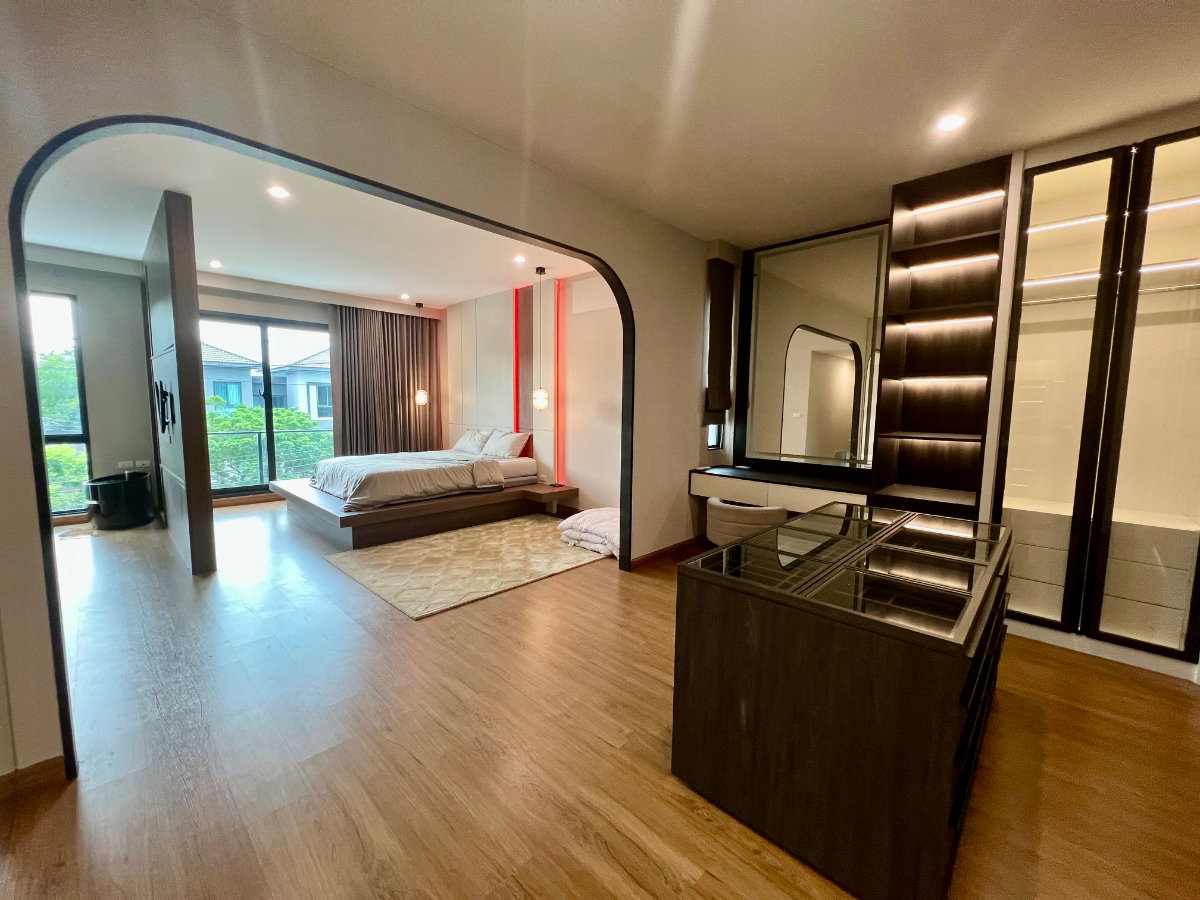 picture Luxury Semi-Detached House for Sale | Baan Klang Muang The Edition Yothin Phatthana | Fully Built-in | Move-in Ready | Exceptional Value - 22/33