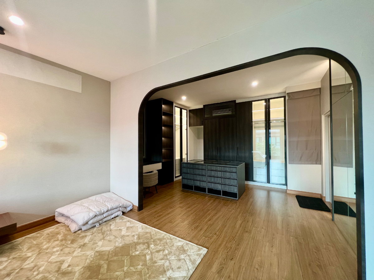 picture Luxury Semi-Detached House for Sale | Baan Klang Muang The Edition Yothin Phatthana | Fully Built-in | Move-in Ready | Exceptional Value - 31/33