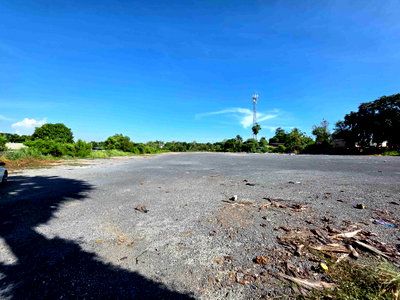 Land for sale Si Racha Chonburi : 6 rai of land for sale. Beautifully shaped plot, orange zoning, fronting a main road, near Laem Chabang. Excellent location.