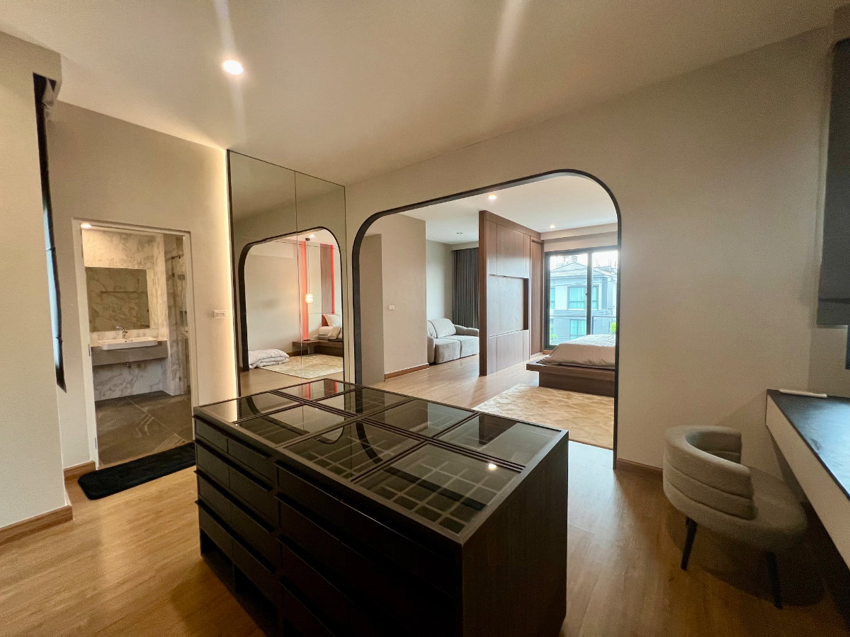 picture Luxury Semi-Detached House for Sale | Baan Klang Muang The Edition Yothin Phatthana | Fully Built-in | Move-in Ready | Exceptional Value - 23/33
