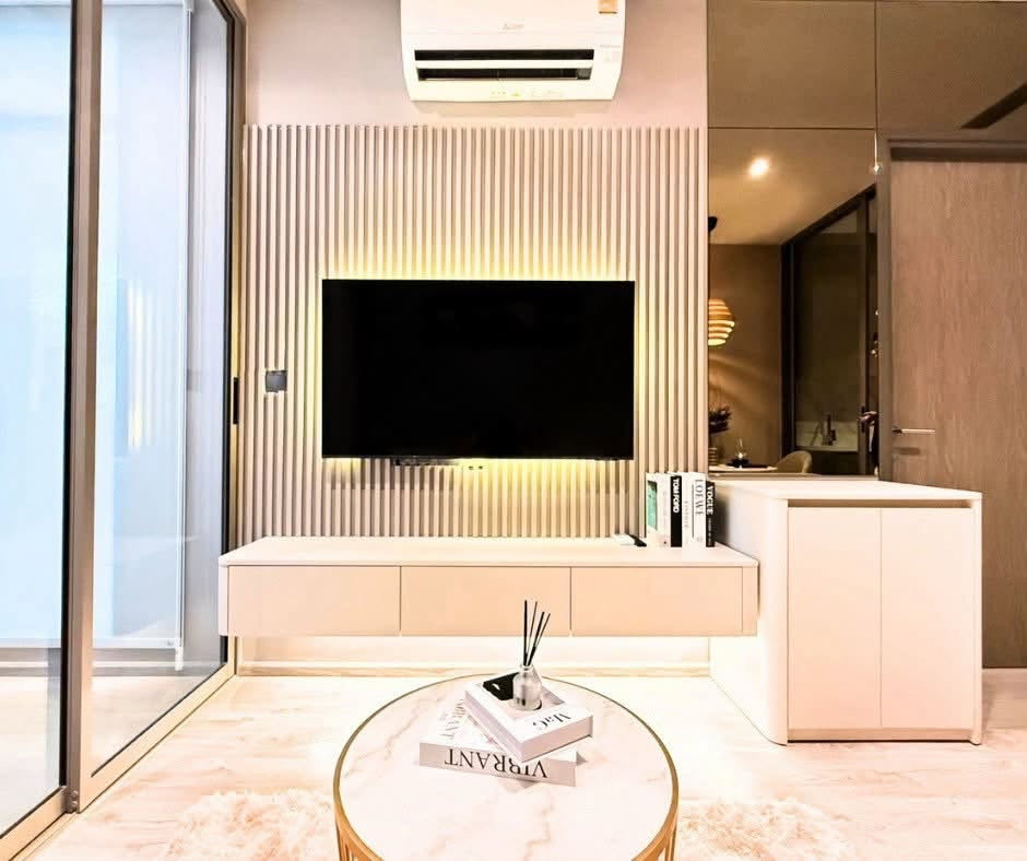 รูป Rhythm ekkamai estate แต่งหรูสไตล์ Warm Luxury โทนเบจละมุนตา บิวท์อินผนังทีวีซ่อนไฟ โซนทานข้าวน่ารัก ครัวปิดกั้นกระจกกันกลิ่น - รูปที่ 7/12