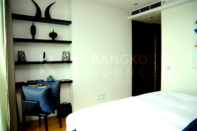 Condos for sale : Premium Unit Close to All Conveniences The River near BTS Saphan Taksin