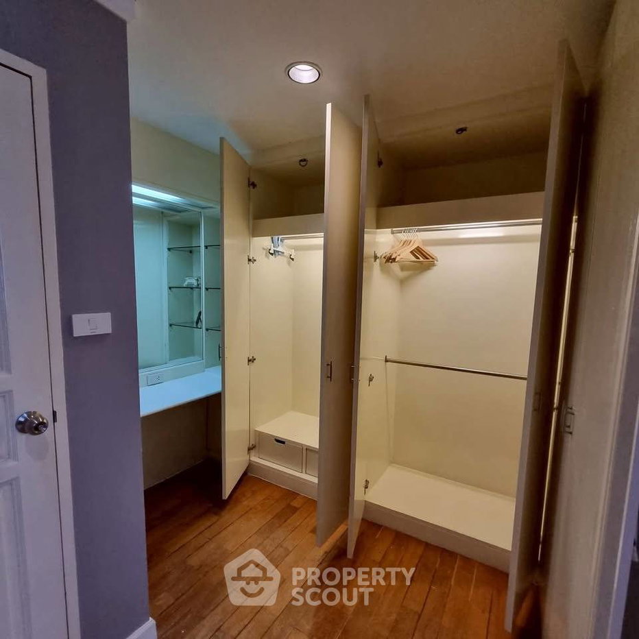 picture 2-BR Condo At Supalai Place Sukhumvit 39 Near BTS Phrom Phong (ID 2968575) - 16/38