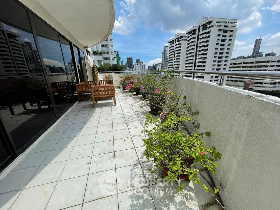 picture 2-BR Condo At Supalai Place Sukhumvit 39 Near BTS Phrom Phong (ID 2968575) - 22/38