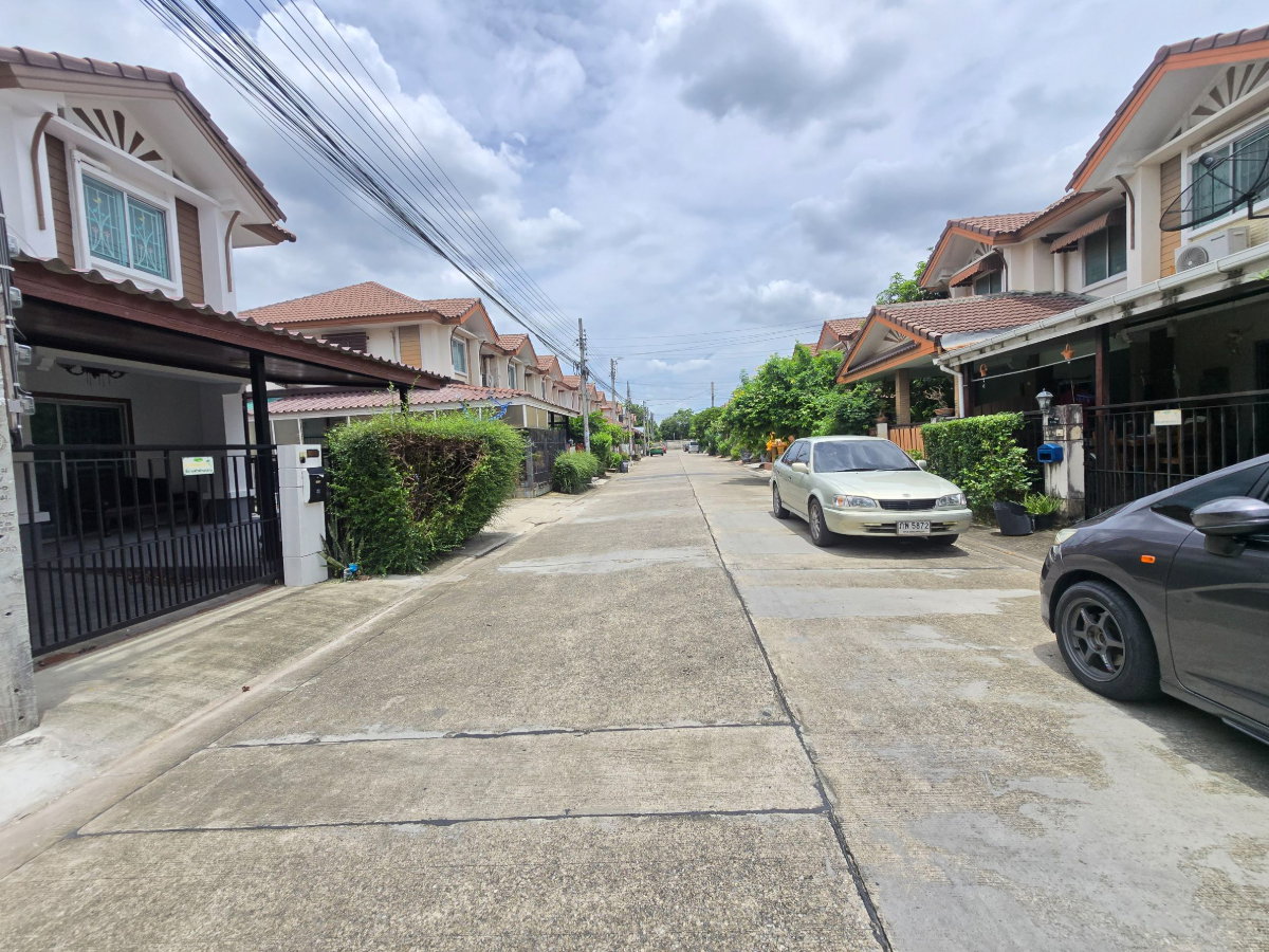 รูป ทาวน์เฮ้าส์ ทำเลดี แต่งรีโนเวทใหม่ หมู่บ้านพฤกษาวิลล์ 27 ถนนสามวา เขตมีนบุรี ใกล้รถไฟฟ้าสายสีชมพู เฟอร์พร้อมอยู่ - รูปที่ 3/36