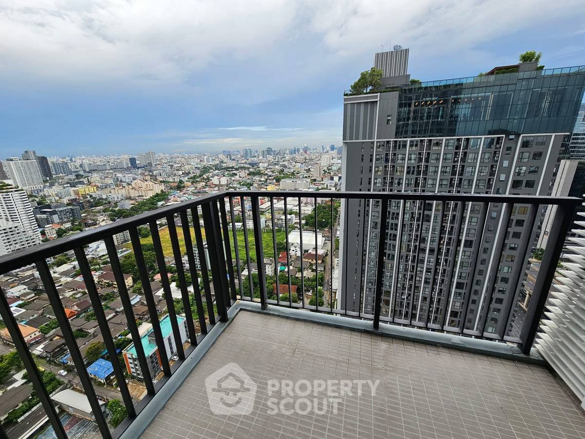 picture 2-BR Condo At The Saint Residences, 33rd Floor, 100m To MRT Phahon Yothin (ID 3151980) - 9/10
