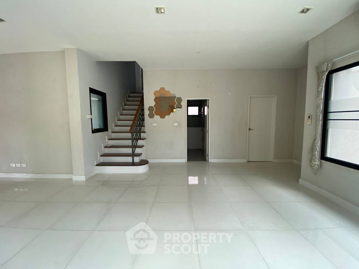 picture 3-BR House For Sale In Centro Ramindra 109, Bang Chan (ID 1529947) - 8/24