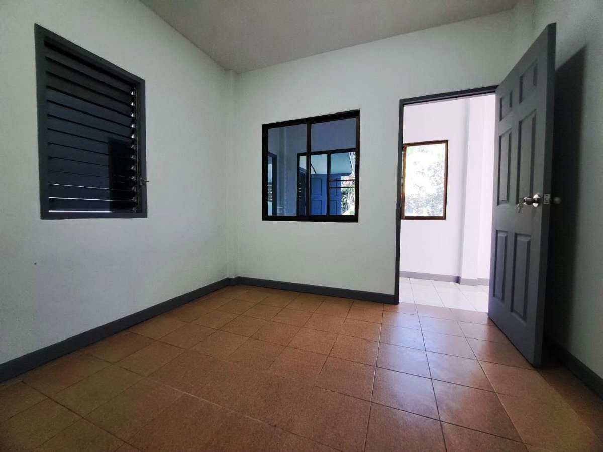 รูป 🏡 ขายด่วน! บ้านเดี่ยวชั้นเดียว รีโนเวทใหม่ พร้อมที่ดิน หมู่บ้านนพเก้า สันป่าเปา 📞 063-6649056 - รูปที่ 7/29