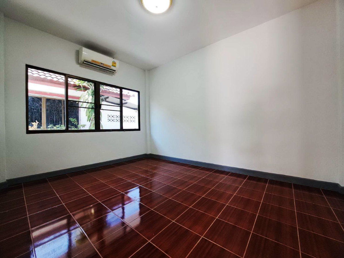 รูป 🏡 ขายด่วน! บ้านเดี่ยวชั้นเดียว รีโนเวทใหม่ พร้อมที่ดิน หมู่บ้านนพเก้า สันป่าเปา 📞 063-6649056 - รูปที่ 9/29