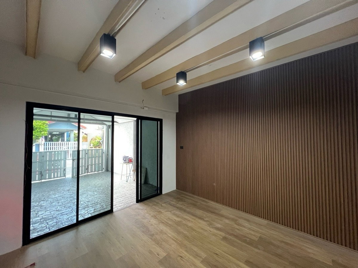 รูป รีโนเวทใหม่พร้อมอยู่! ทาวน์เฮ้าส์ 2 นอน 2 น้ำ หมู่บ้านลานทอง ปากเกร็ด ใกล้โรงพยาบาลกรุงไทย เพียง 10 นาที - รูปที่ 5/19