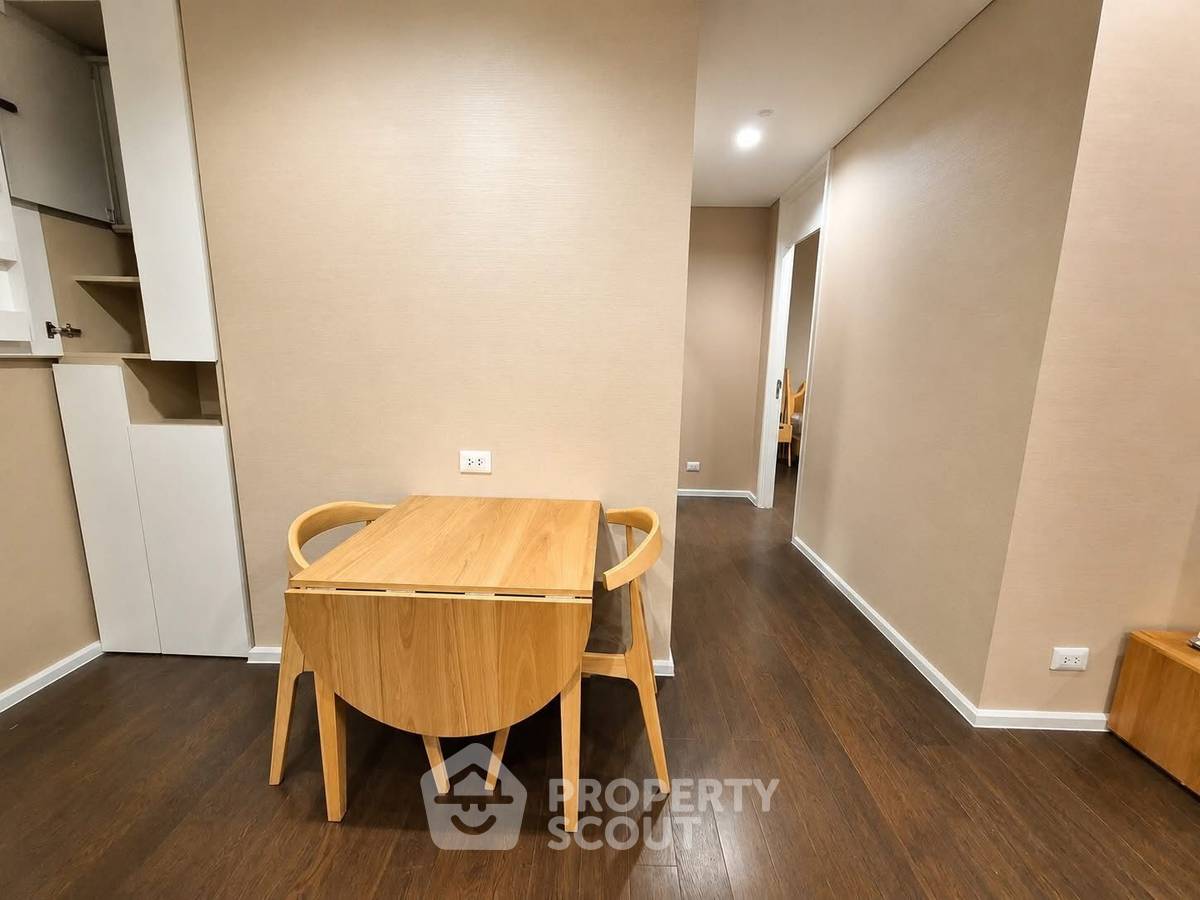 picture 2-BR Condo At The Saint Residences, 33rd Floor, 100m To MRT Phahon Yothin (ID 3151980) - 2/10