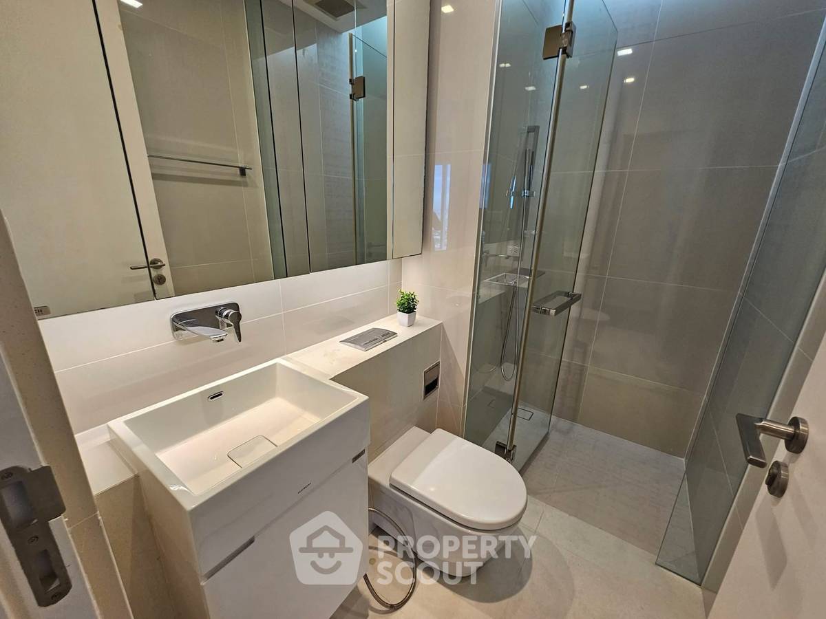 picture 2-BR Condo At The Saint Residences, 33rd Floor, 100m To MRT Phahon Yothin (ID 3151980) - 7/10