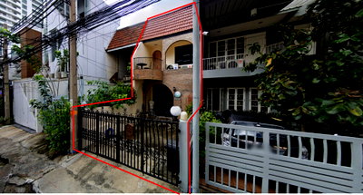 Townhouses for sale Bangkok University : Townhouse for sale with existing tenant. 2 stories, Sukhumvit 16, near BTS Asoke. 3 bedrooms, 19 sq.wa.