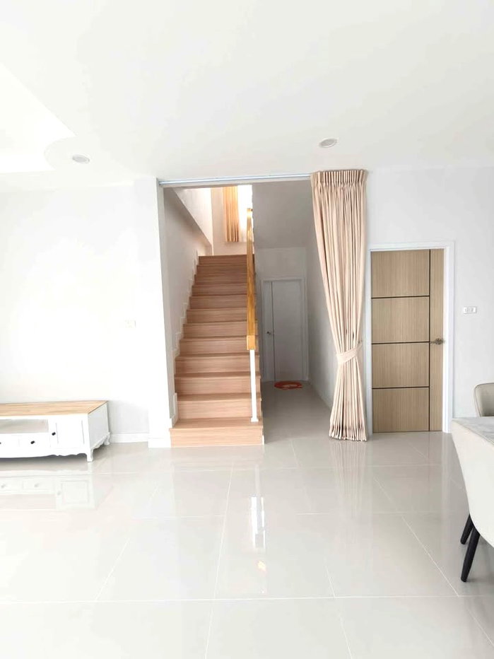 รูป 🏡✨ ให้เช่าบ้านเดี่ยว 2 ชั้น 4 ห้องนอน เลี้ยงสัตว์ตัวเล็กได้ เดินทางสะดวก ใกล้ 89 พลาซ่า เพียง 31,000 บาท/เดือน ✨🏡  #A6-H0414 - รูปที่ 2/15