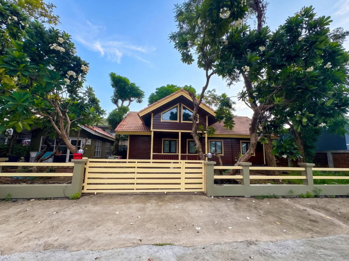 รูป บ้านไม้สนทั้งหลัง บรรยากาศดี สวยน่าอยู่ สไตล์รีสอร์ท ติดถนนคู่ขนานวงแหวนกาญจนาภิเษก รามอินทรา คู้บอน - รูปที่ 2/14