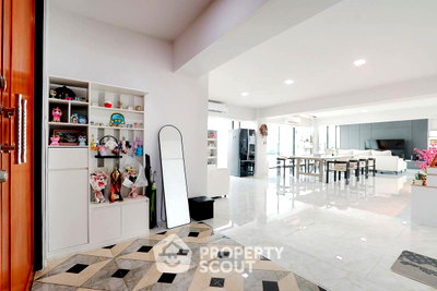 ขายคอนโด : คอนโด 2 ห้องนอน 250 ตร.ม. ชั้น 22 Four Street Mansion ใกล้ BTS ห้าแยกลาดพร้าว (ID 3151217)