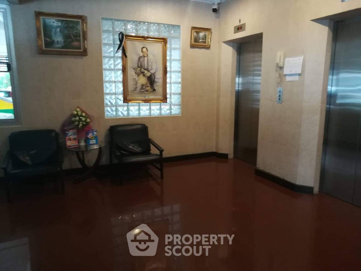 picture 2-BR Condo At Garden Place, Sam Sen Nok • 400m To MRT Ratchadaphisek (ID 900731) - 2/15
