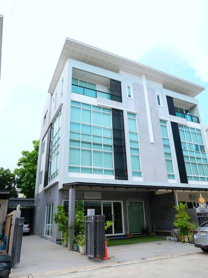 รูป ขายโฮมออฟฟิศ 4 ชั้น ยูนิตมุม นวลจันทร์ บึงกุ่ม 16.9 ล้าน ตกแต่งครบ จอดรถ 7 คัน - รูปที่ 2/12