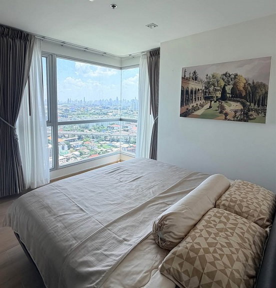 รูป **Rhythm Sukhumvit 50**เป็นห้องหัวมุมบนชั้น 28 คอนโด 2 ห้องนอน ย่านอ่อนนุช ที่อยู่สบายเหมือนบ้านจริงๆ และวิวโค้งแม่น้ำเจ้าพระยาแบบโปร่งๆ ลมดีตลอดวัน - รูปที่ 2/12