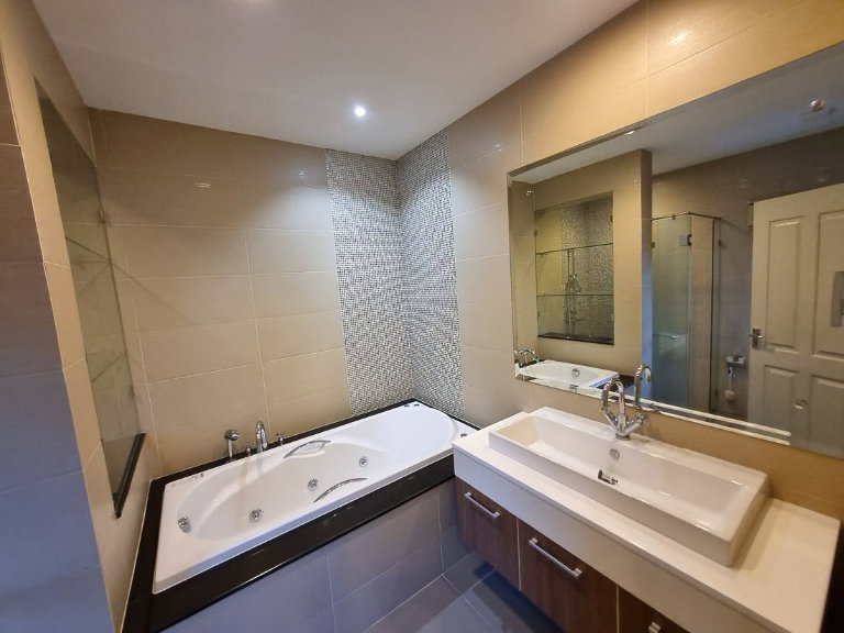 รูป ปล่อยเช่า Grand Bangkok Boulevard สาทร–กัลปพฤกษ์ บ้านเดี่ยวหรู 5 ห้องนอน Pet Friendly พร้อมเข้าอยู่ - รูปที่ 12/21
