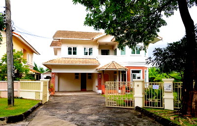 บ้านเดี่ยวให้เช่า : Call : 089-512-9889 บ้านจิรทิพย์ นวลจันทร์ 26 บ้านเดี่ยวหลังมุม 2 ชั้น (ติดสวน) 137 ตร.วา 240 ตร.ม 3 ห้องนอน 4 ห้องน้ำ แอร์ 4 ตัว พร้อมเข้าอยู่