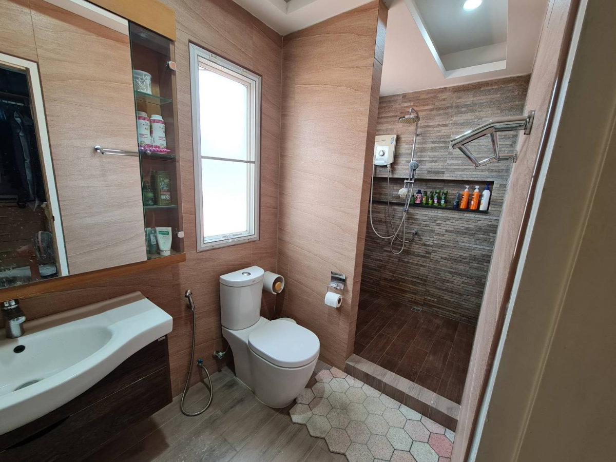 picture House for rent with office (corner house). - 9/18