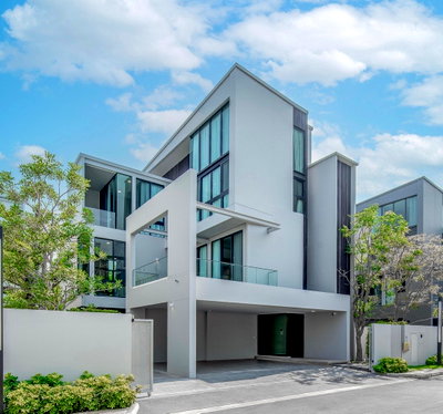 Houses for rent Krungthep Kreetha Road : 3-story detached house for rent in Vive Village, Bangkok Kreetha. Beautiful and ready to move in. Near Stamford University. Add Line: @841qqlnr