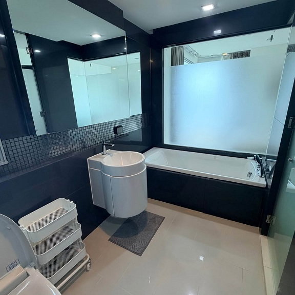 รูป **Rhythm Sukhumvit 50**เป็นห้องหัวมุมบนชั้น 28 คอนโด 2 ห้องนอน ย่านอ่อนนุช ที่อยู่สบายเหมือนบ้านจริงๆ และวิวโค้งแม่น้ำเจ้าพระยาแบบโปร่งๆ ลมดีตลอดวัน - รูปที่ 8/12